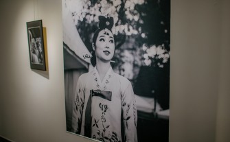 Folklor na zdjęciach Natalii Raby. "Szarość Folkloru. Opowieść bez koloru"