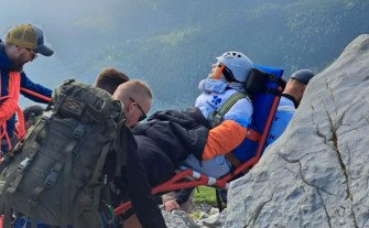 To niezwykła wyprawa. Filip z pomocą 8 wolontariuszy wyruszył na Giewont