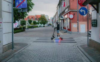 Jak korzystać z hulajnogi elektrycznej? Policja przypomina przepisy