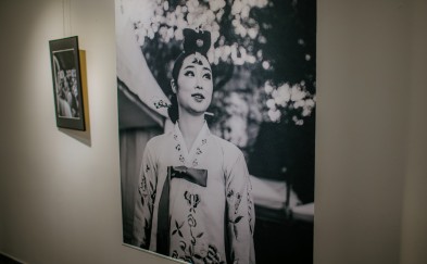 Folklor na zdjęciach Natalii Raby. "Szarość Folkloru. Opowieść bez koloru"