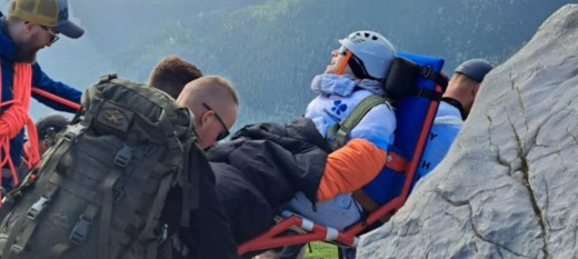 To niezwykła wyprawa. Filip z pomocą 8 wolontariuszy wyruszył na Giewont