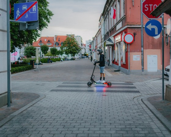Jak korzystać z hulajnogi elektrycznej? Policja przypomina przepisy