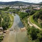 Myślenice. Przegląd inwestycji. Kładka rowerowa jeszcze nie łączy brzegów Raby. Będzie gotowa wiosną 2026