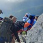 To niezwykła wyprawa. Filip z pomocą 8 wolontariuszy wyruszył na Giewont
