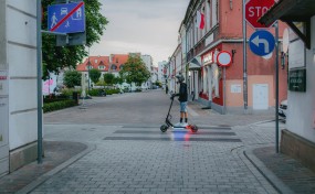 Jak korzystać z hulajnogi elektrycznej? Policja przypomina przepisy