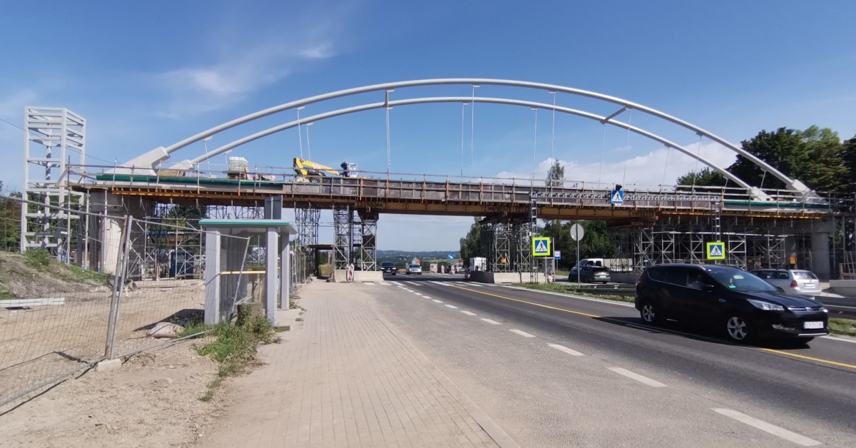 Zakopianka. Kolejny tydzień z korkami w Myślenicach. Tym razem przy budowie kładki