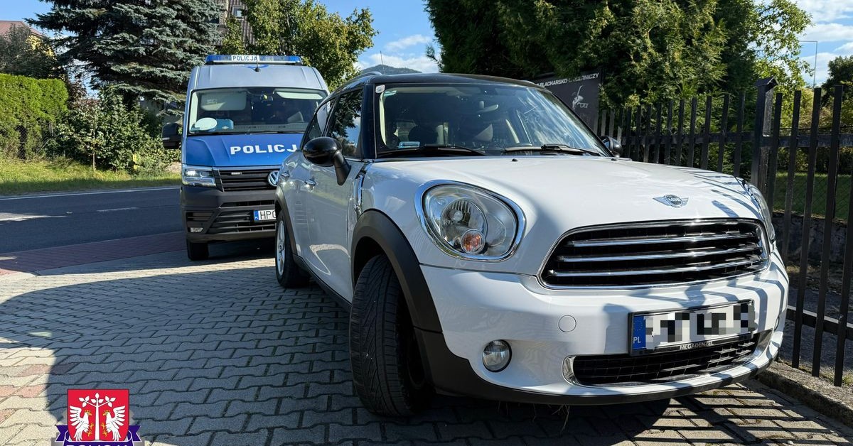 Lubień. Wjechał w samochód i ogrodzenie, a potem uciekł. Miał prawie 2,5 promila