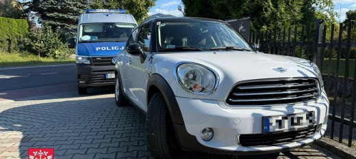 Lubień. Wjechał w samochód i ogrodzenie, a potem uciekł. Miał prawie 2,5 promila