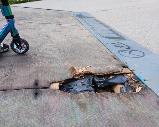 Dobczyce. Skatepark pod zaporą się sypie. „Pasowałoby zrobić delikatne odświeżenie”