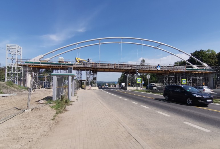 Zakopianka. Kolejny tydzień z korkami w Myślenicach. Tym razem przy budowie kładki