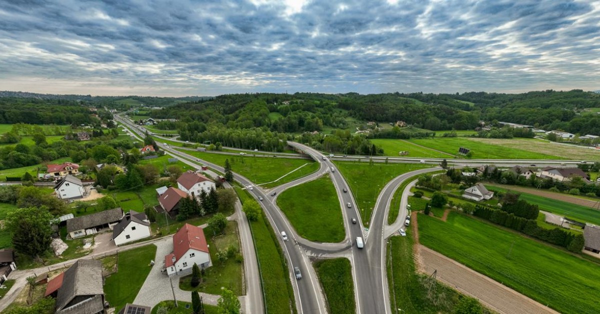 Przedstawili plan na zakorkowaną zakopiankę. Ruch na trasie Myślenice-Kraków mają rozładować drogi lokalne