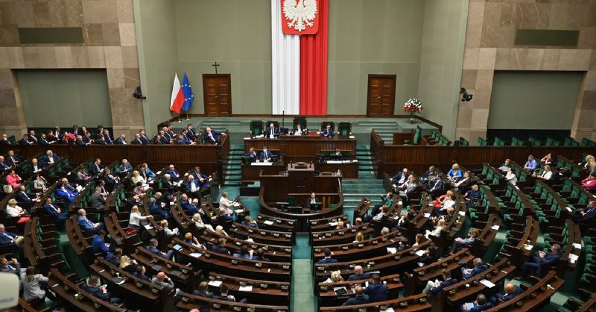Pomysł likwidacji dwukadencyjności burmistrzów i prezydentów trafił do Sejmu. Ten daje mu zielone światło