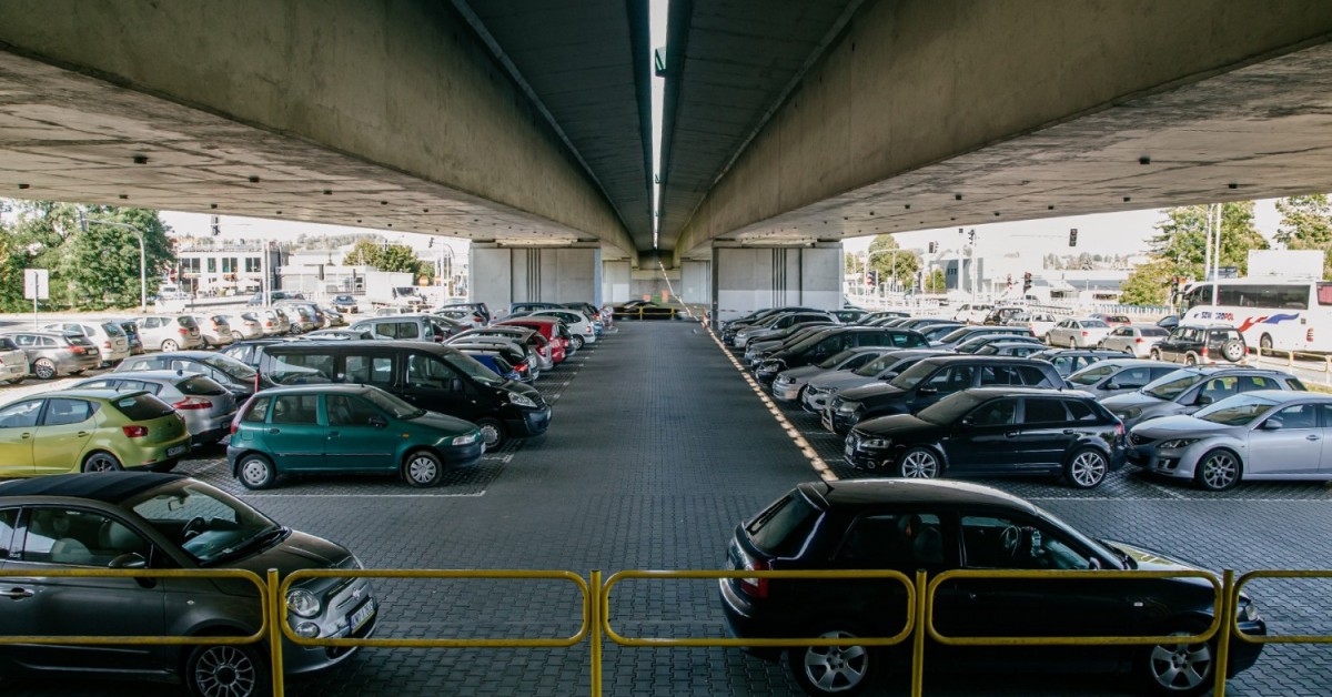 Myślenice. Koniec z wystawianiem aut na sprzedaż? Radni przyjęli regulamin parkingu pod estakadą