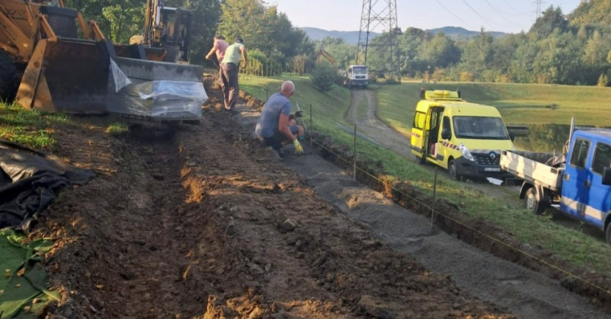 Sułkowice. Nad zalewem budują alejkę asfaltową
