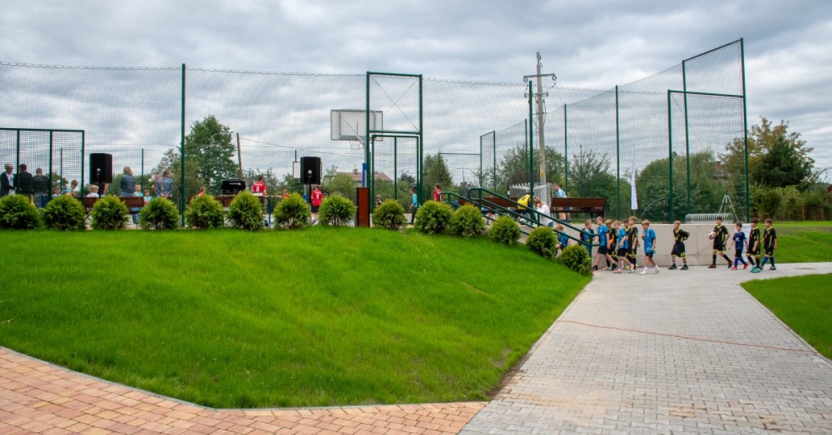 Jawornik. Boisko i plac zabaw przy szkole podstawowej otwarte