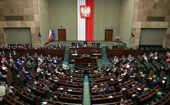 Pomysł likwidacji dwukadencyjności burmistrzów i prezydentów trafił do Sejmu. Ten daje mu zielone światło