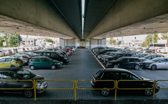 Myślenice. Koniec z wystawianiem aut na sprzedaż? Radni przyjęli regulamin parkingu pod estakadą
