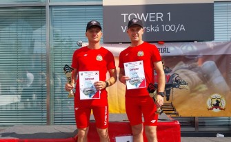 Na szczyt budynku wybiegli jako trzeci. Mariusz Pustuła i Szymon Wiśniewski na podium w Bratysławie