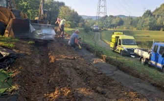Sułkowice. Nad zalewem budują alejkę asfaltową