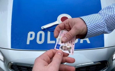 Setką w terenie zabudowanym i jazda bez prawka. Policjanci kontrolują kierowców
