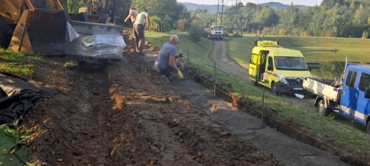 Sułkowice. Nad zalewem budują alejkę asfaltową
