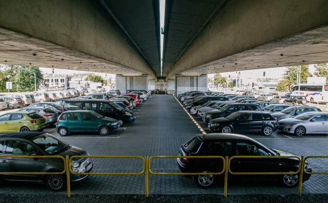 Myślenice. Koniec z wystawianiem aut na sprzedaż? Radni przyjęli regulamin parkingu pod estakadą