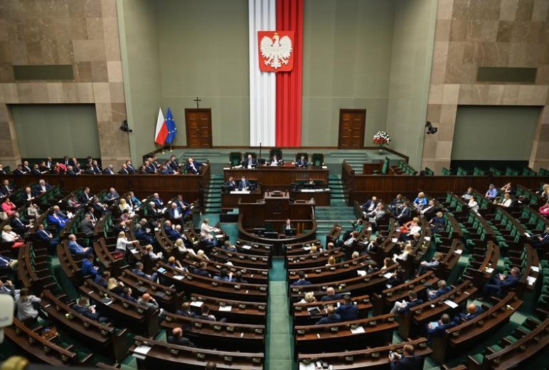 Pomysł likwidacji dwukadencyjności burmistrzów i prezydentów trafił do Sejmu. Ten daje mu zielone światło