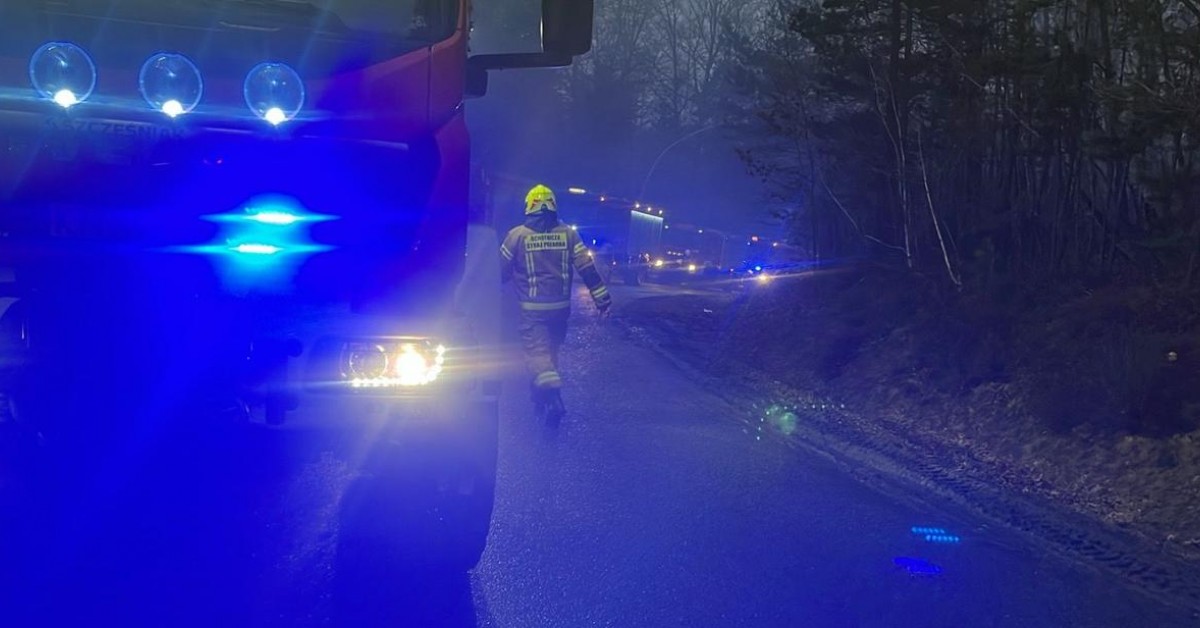 Deszcz i mgły na drodze. W ciągu jednego dnia cztery interwencje strażaków