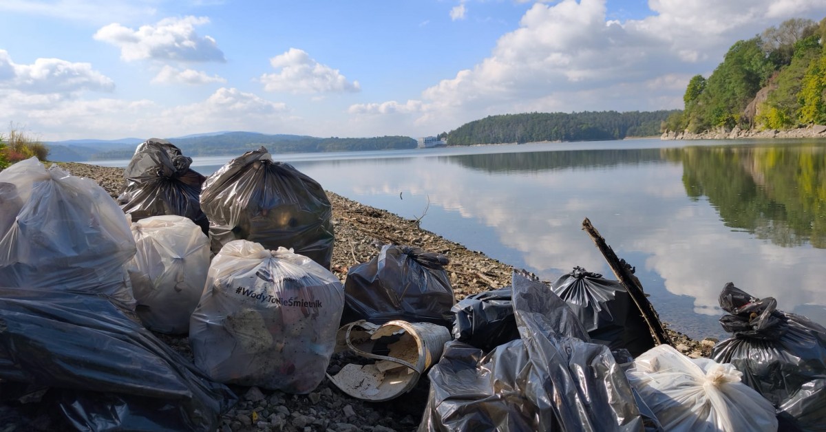 Posprzątali brzegi zbiornika wodnego w Dobczycach. „Jesteśmy zawiedzeni ilością zastanych śmieci”
