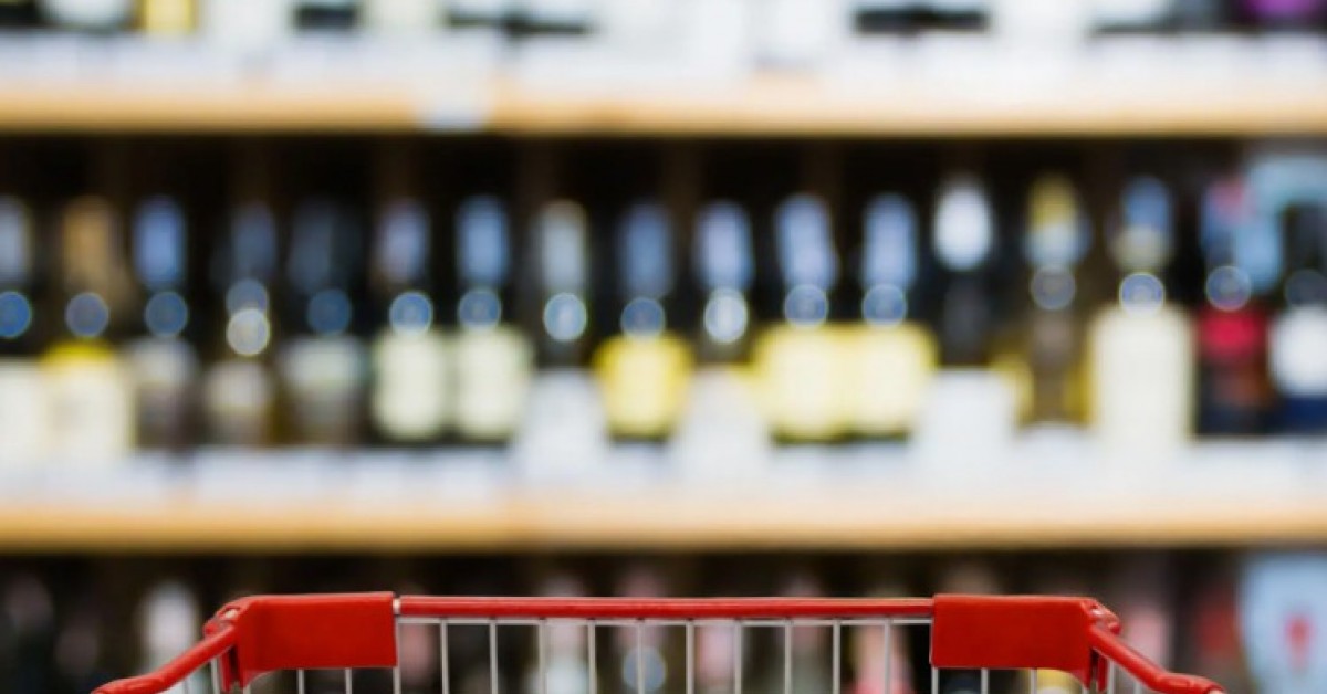 Ograniczenia w sprzedaży alkoholu na stacjach i w sklepach. Zmiany mogą wejść od 1 stycznia 2026 roku