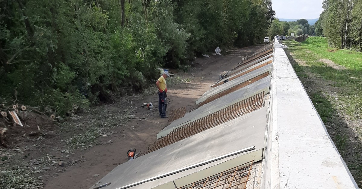 Trwa remont zapory bocznej „Myślenice” i budowa ścieżki rowerowej