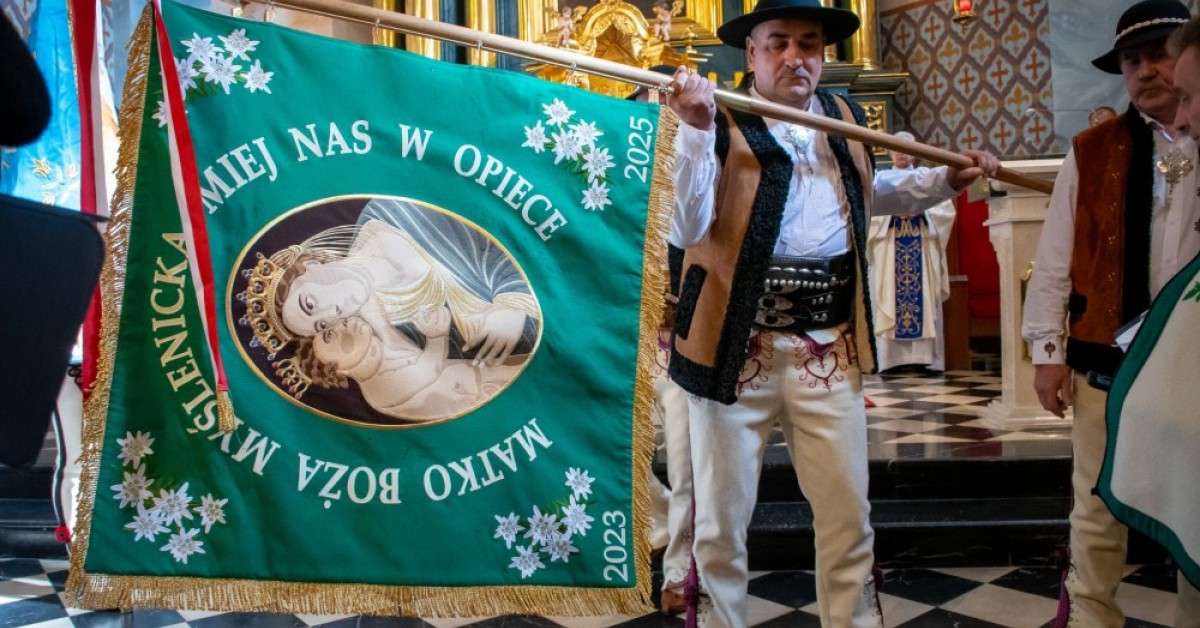 Górale Myśleniccy z poświęconym sztandarem