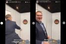 Flaga Niemiec czy karykatura diabła? W co burmistrz Jarosław Szlachetka celował rzutkami podczas konwencji PiS?