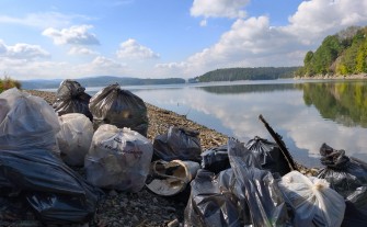 Posprzątali brzegi zbiornika wodnego w Dobczycach. „Jesteśmy zawiedzeni ilością zastanych śmieci”