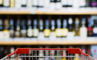 Ograniczenia w sprzedaży alkoholu na stacjach i w sklepach. Zmiany mogą wejść od 1 stycznia 2026 roku