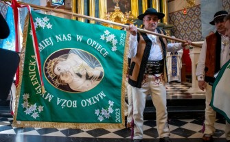 Górale Myśleniccy z poświęconym sztandarem