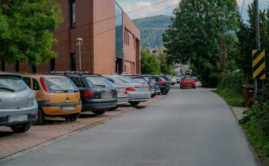Myślenice. Debata o parkowaniu w mieście nabiera tempa. Radna zgłasza brak rotacji przy bibliotece