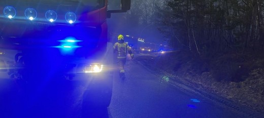 Deszcz i mgły na drodze. W ciągu jednego dnia cztery interwencje strażaków