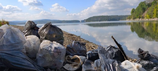 Posprzątali brzegi zbiornika wodnego w Dobczycach. „Jesteśmy zawiedzeni ilością zastanych śmieci”