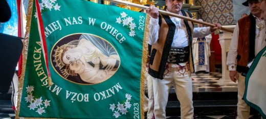 Górale Myśleniccy z poświęconym sztandarem