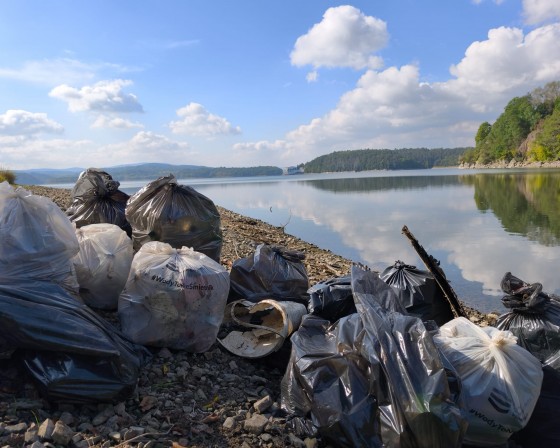Posprzątali brzegi zalewu dobczyckiego. „Jesteśmy zawiedzeni ilością zastanych śmieci”
