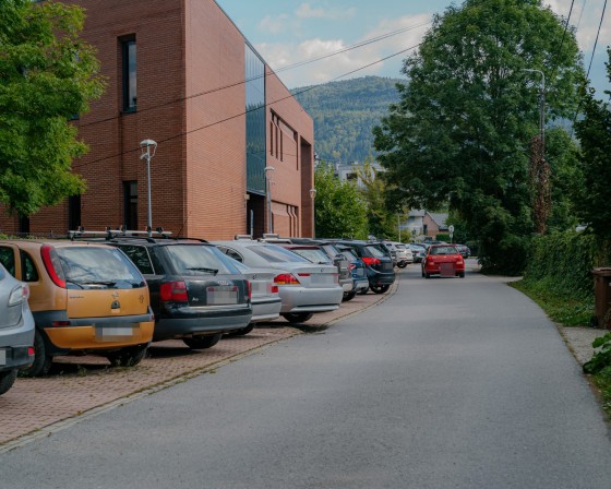 Myślenice. Debata o parkowaniu w mieście nabiera tempa. Radna zgłasza brak rotacji przy bibliotece