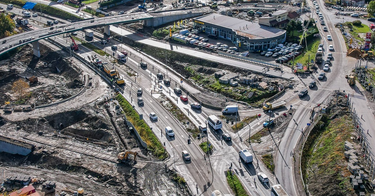 Kierowców czekają korki i ruch jednym pasem na zakopiance w Myślenicach  