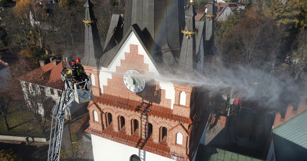 Jak ugasić zabytkową wieżę kościoła? Strażacy ćwiczyli w centrum Myślenic