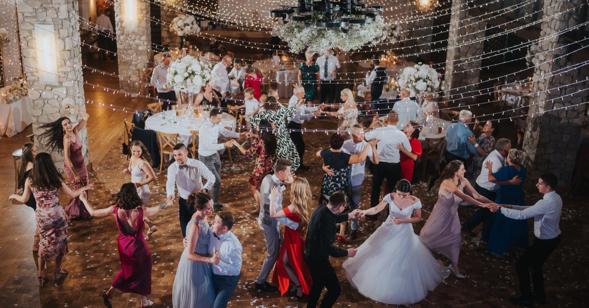 Nowoczesna stodoła, drewniana karczma, plenerowy namiot – idealne miejsca na wesela w stylu rustykalnym i boho