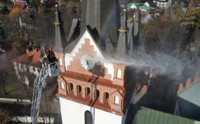 Jak ugasić zabytkową wieżę kościoła? Strażacy ćwiczyli w centrum Myślenic