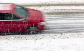 Spadł pierwszy śnieg. Kto odpowiada za utrzymanie dróg w gminie Myślenice?