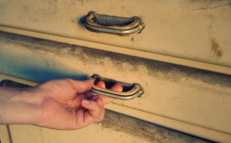 Opiekunka z konkubentem okradała niepełnosprawną kobietę