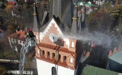 Jak ugasić zabytkową wieżę kościoła? Strażacy ćwiczyli w centrum Myślenic