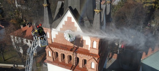 Jak ugasić zabytkową wieżę kościoła? Strażacy ćwiczyli w centrum Myślenic